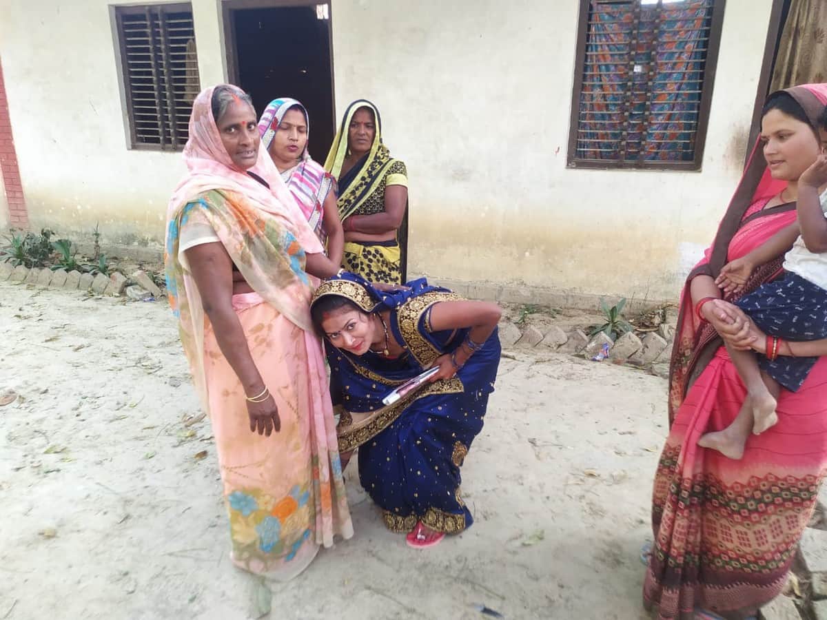 UP panchayat elections 2021: newly bride contest panchayat chunav asking for votes muh dikhayi in jaunpur