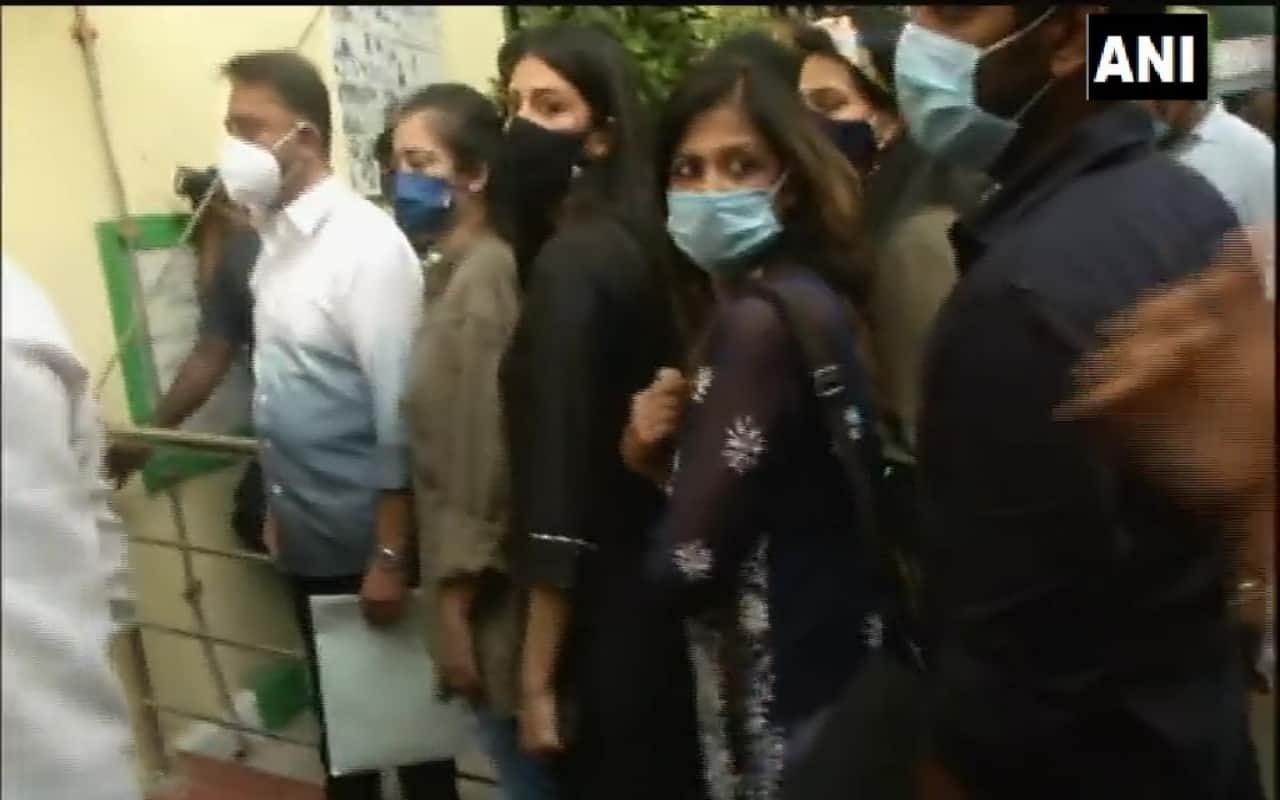 Kamal Haasan cast vote alone with daughters Shruti Haasan and Akshara in Tamil Nadu rajnikant rajnikanth cast vote