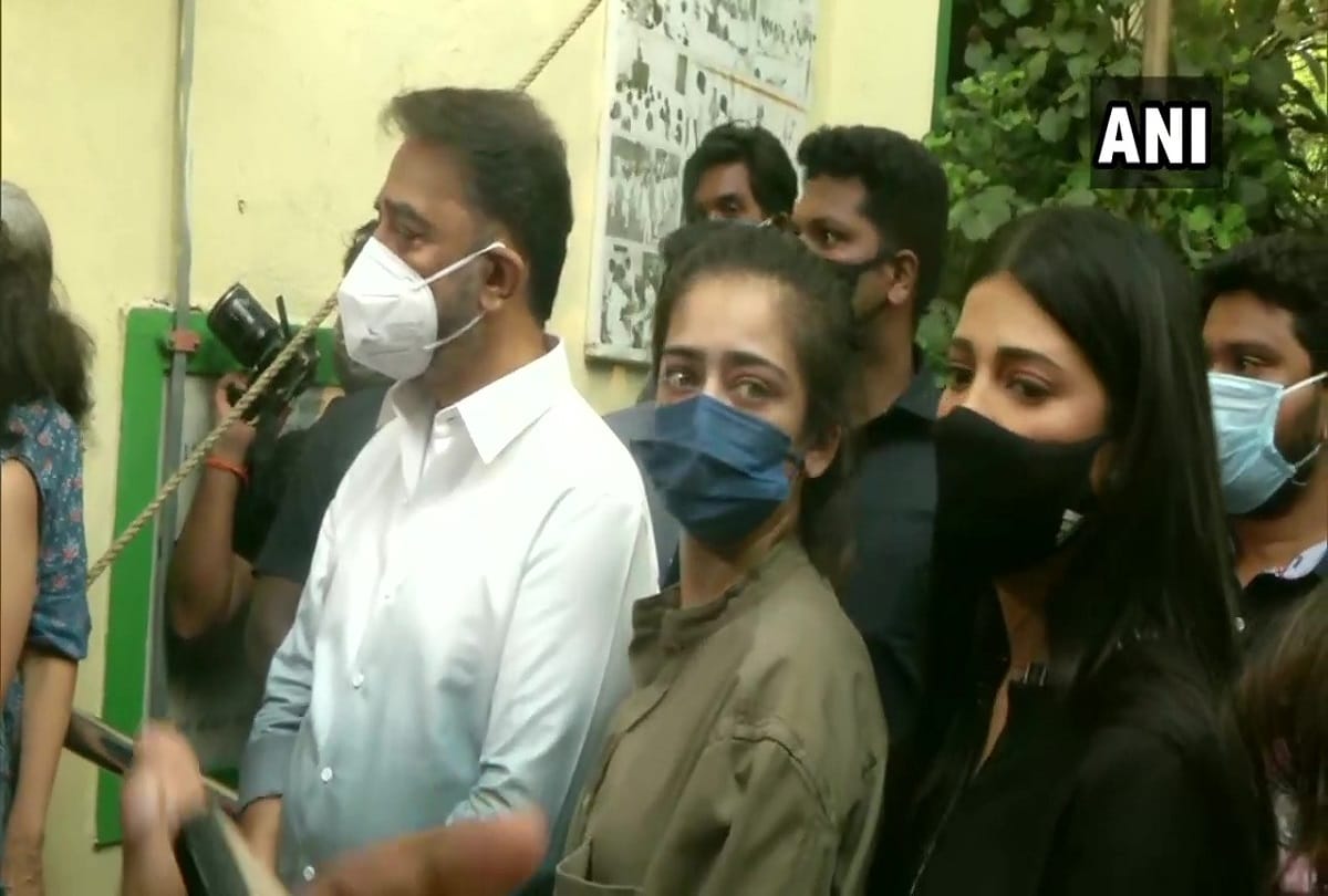 mnm chief kamal hassan with daughter shruti hassan in a campaign bjp demands for action