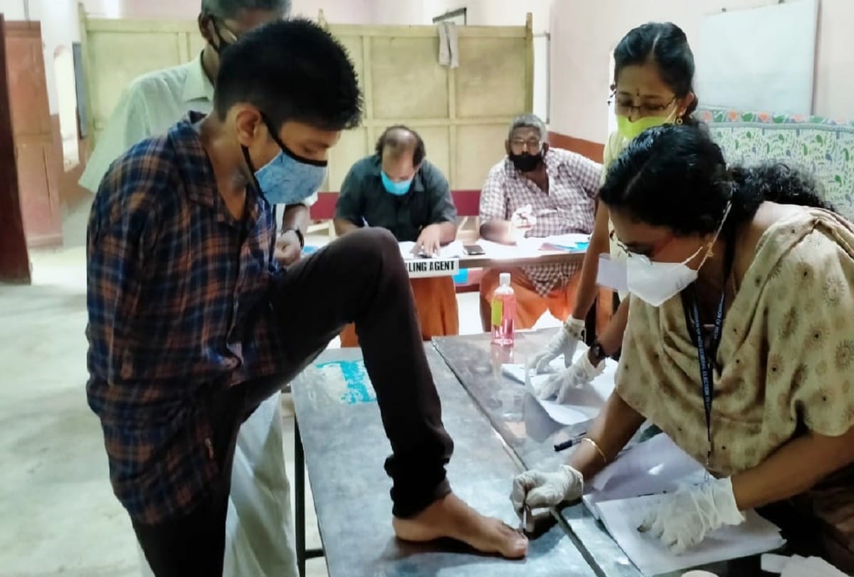 Voting in PPE kit: Even after the corona infection, candidates and voters held duty for democracy, see some unique pictures of voting