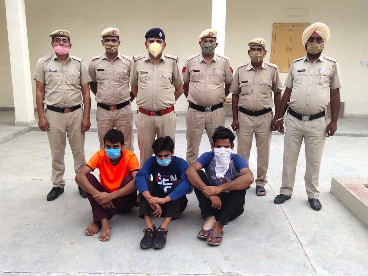Three accused arrested for snatching car and mobile by putting chilli powder in eyes