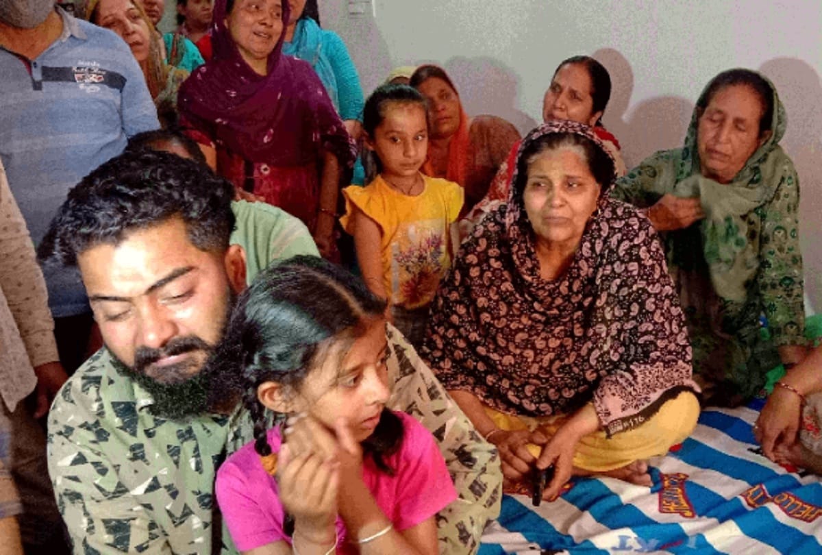 maoist kidnap crpf jawan rakeshwar singh after attack in bijapur