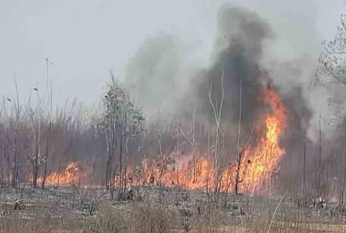 Chitrakoot: Fire reaches Bahilpurwa station, smoke pours on railway tracks, trains stop operating for one and a half hours