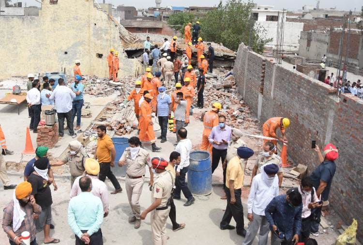 Fire department personnel save lives of 13 person by using Jack in Ludhiana