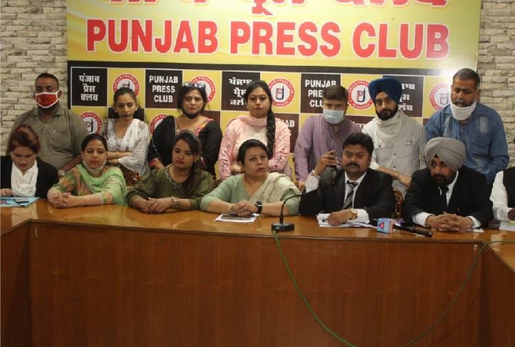 The Parents hold a Press conference against Private schools who forcing to pay fee in Jalandhar