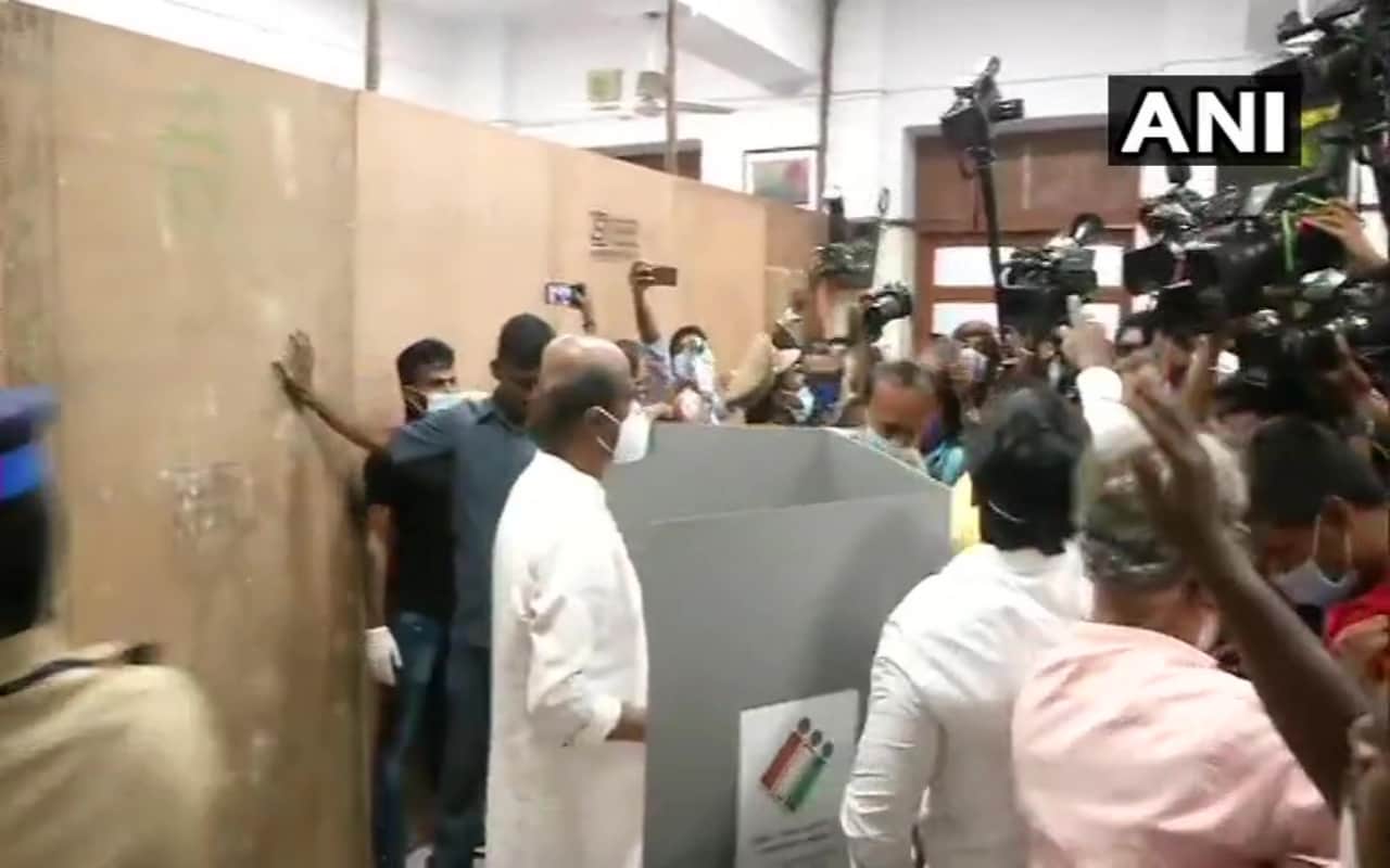 Kamal Haasan cast vote alone with daughters Shruti Haasan and Akshara in Tamil Nadu rajnikant rajnikanth cast vote