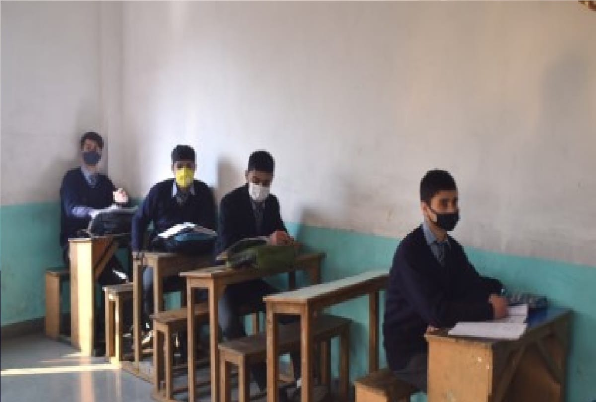 Examination of main subjects of 12th class of Summer Zone started in Jammu and Kashmir amid Corona increasing case