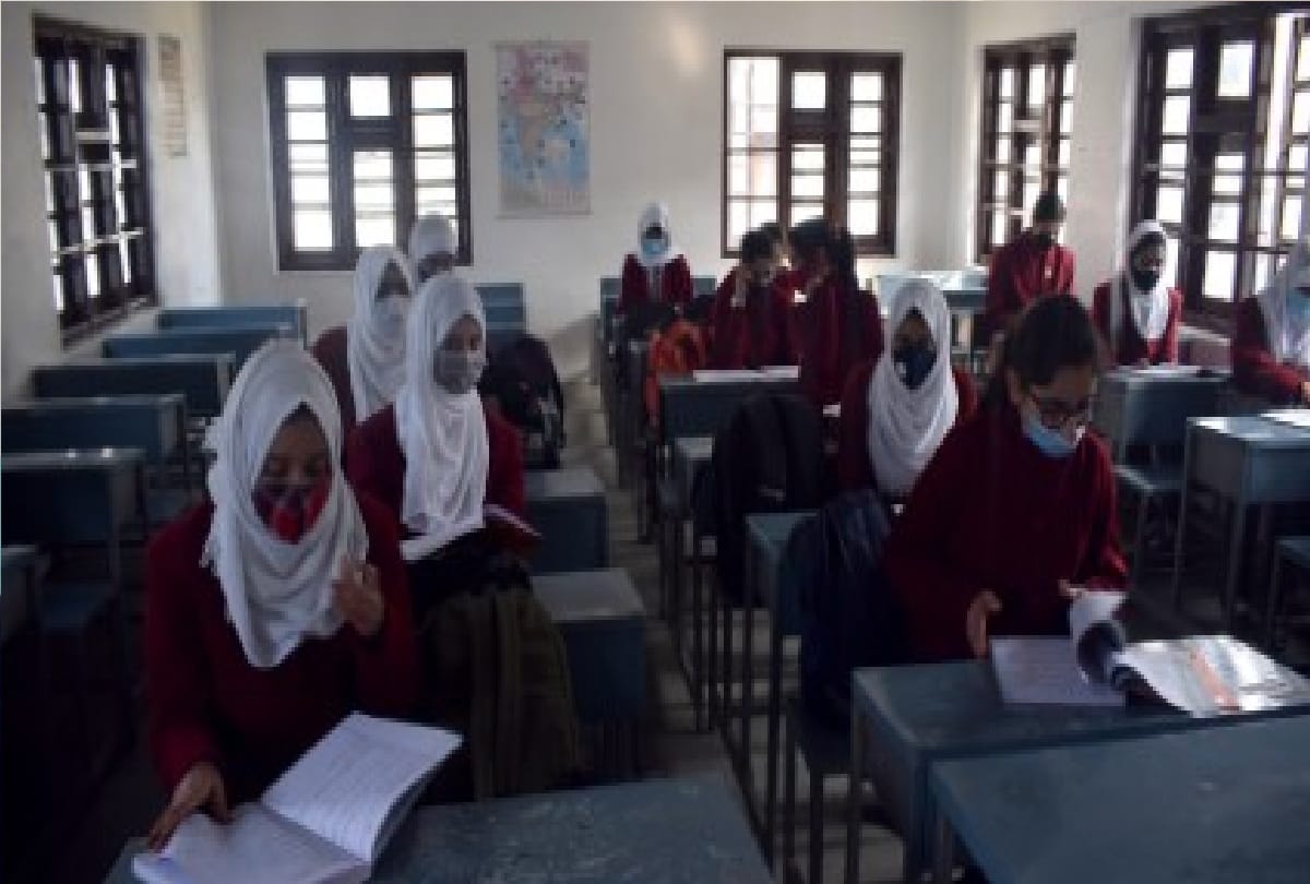 Examination of main subjects of 12th class of Summer Zone started in Jammu and Kashmir amid Corona increasing case