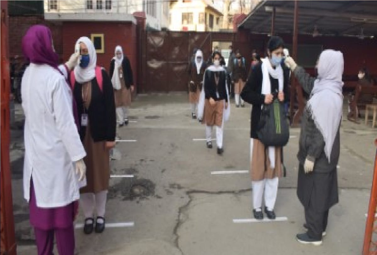 Examination of main subjects of 12th class of Summer Zone started in Jammu and Kashmir amid Corona increasing case