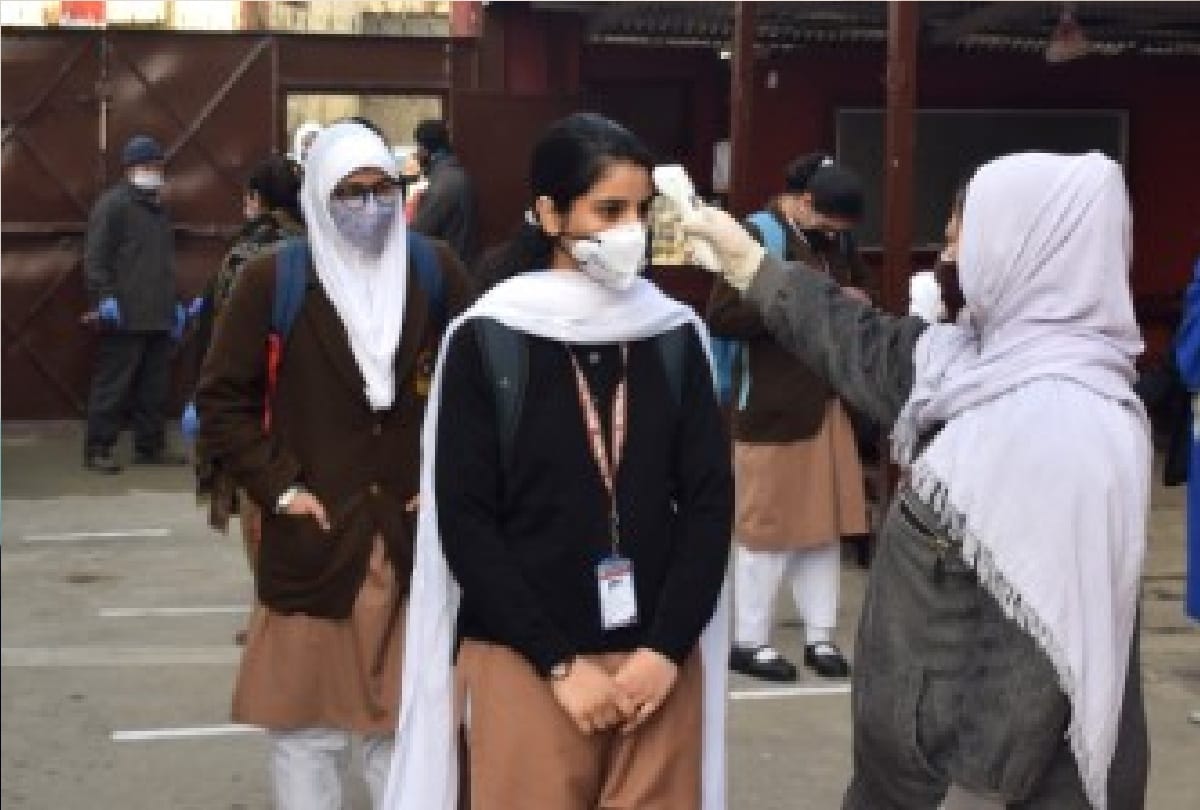 Examination of main subjects of 12th class of Summer Zone started in Jammu and Kashmir amid Corona increasing case