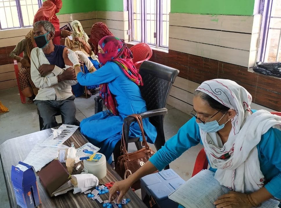 Three new infected, 877 people vaccinated