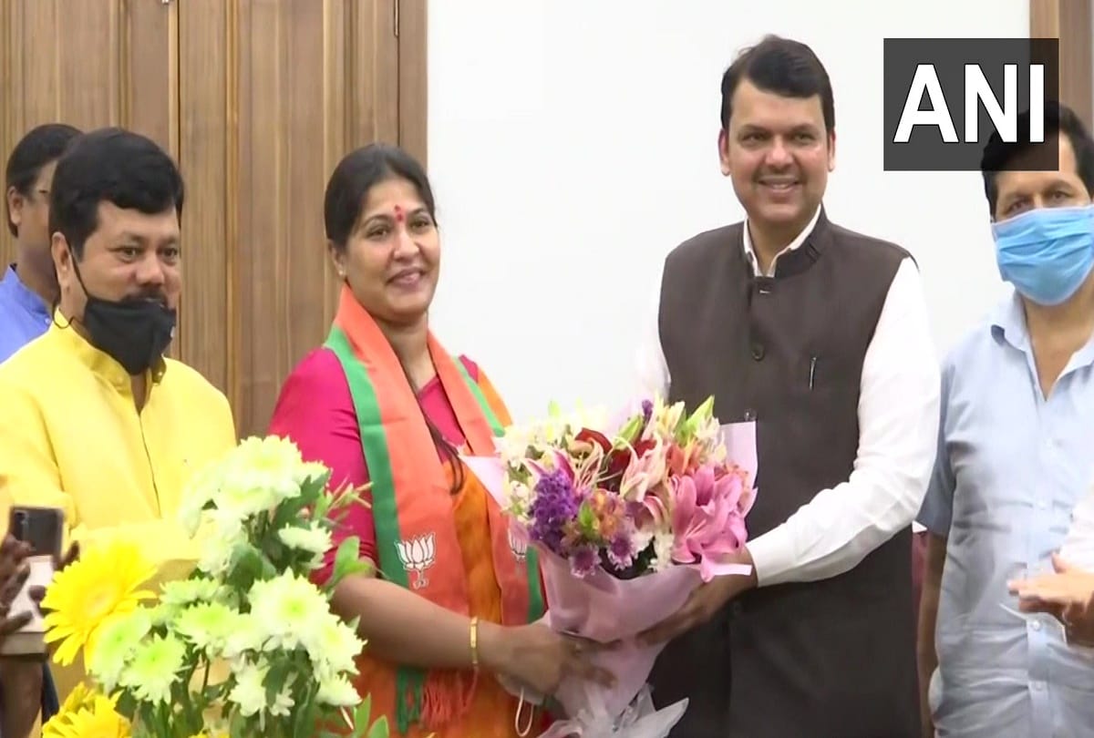 Mumbai: former Shiv Sena MLA Trupti Sawant joins BJP in presence of Devendra Fadnavis