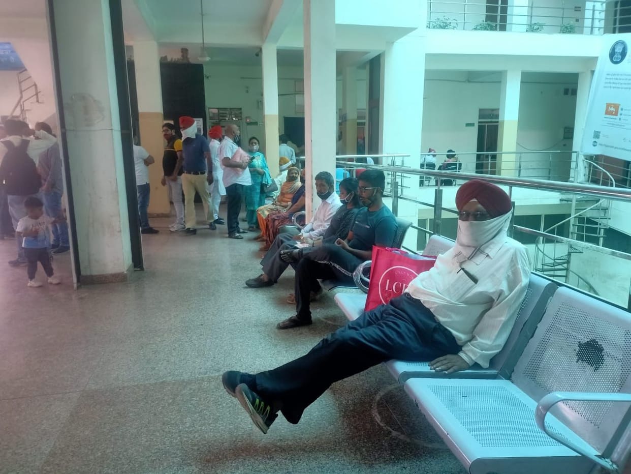 Social distance disappears in Zirakpur sub-tehsil.. Not only people, employees themselves are flouting rules
