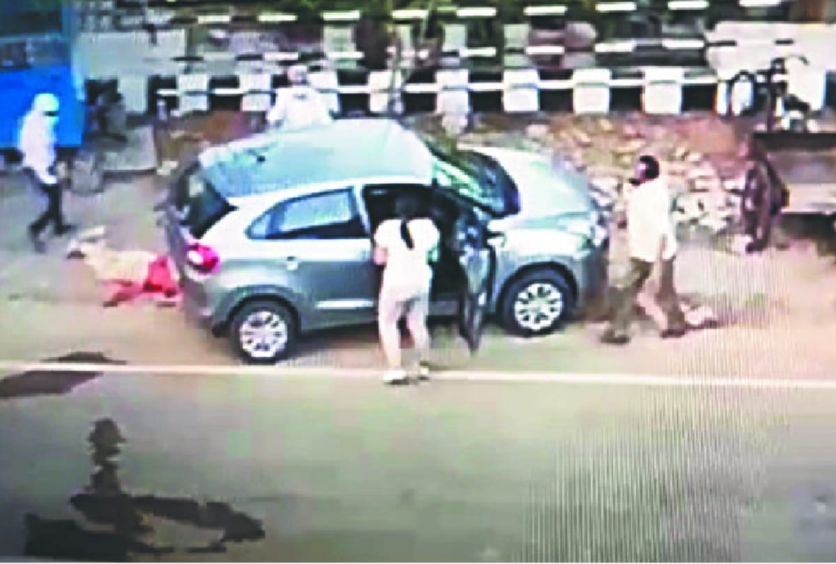 Delhi News :  Woman driving car crushed elderly couple both died