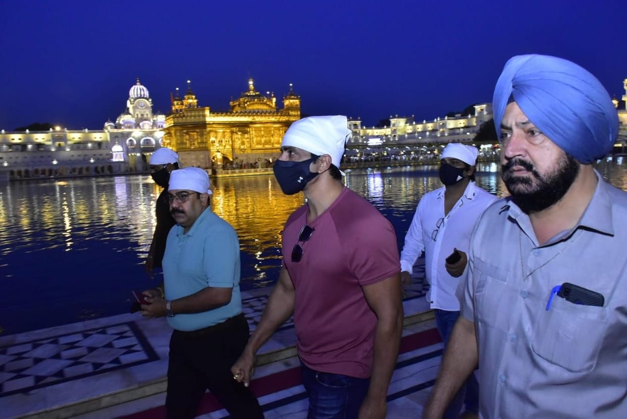 Sonu Sood reached in Darbar Sahib amritsar