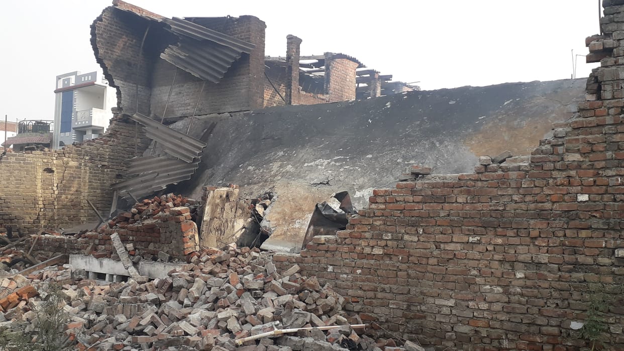A severe fire broke out in the house, roof and wall fell