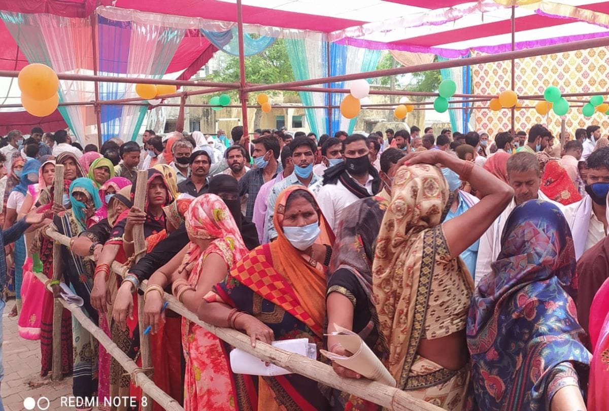 Panchayat Election 2021: Etah Nomination Huge Croud Pictures