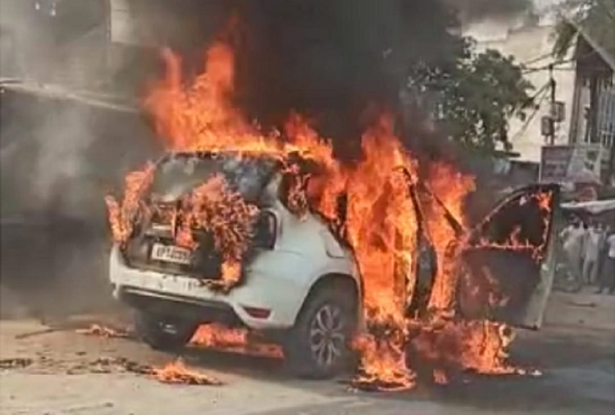 Car caught on fire by short circuit in Moradabad people saved by jumping