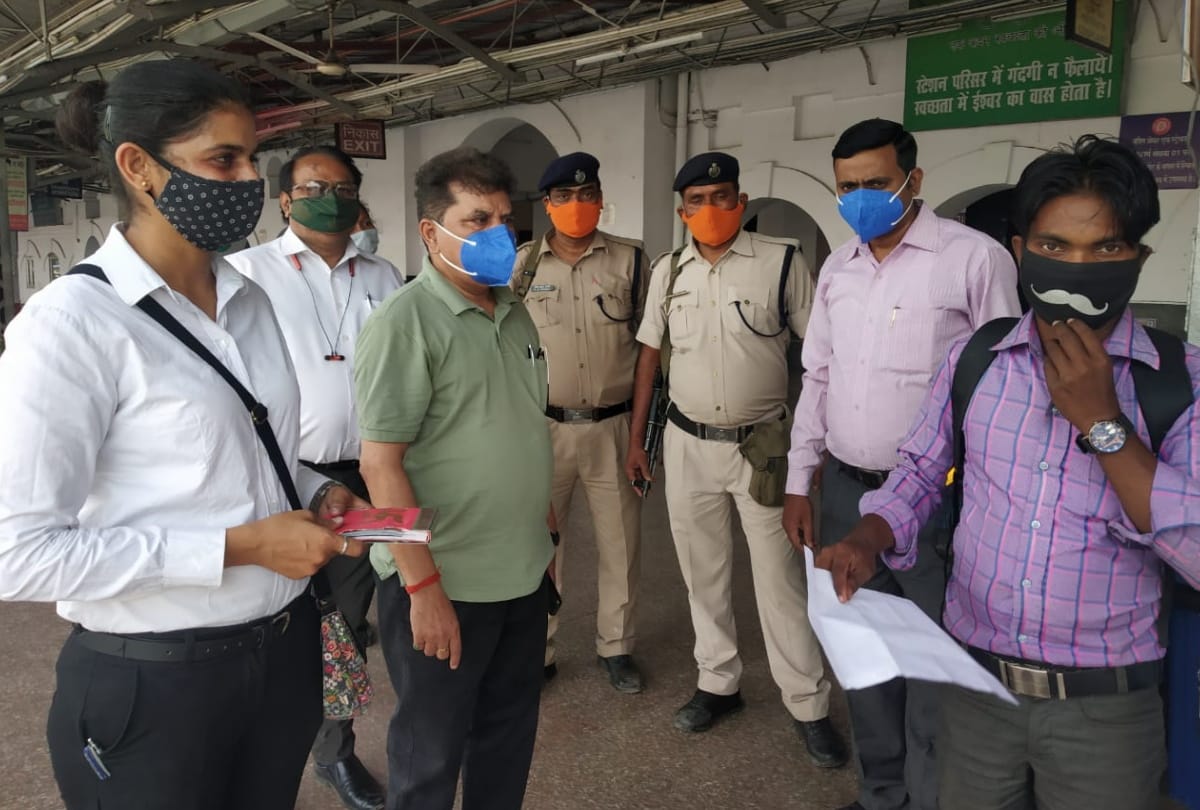 Penalty recovered from 22 passengers without mask at Gorakhpur railway station