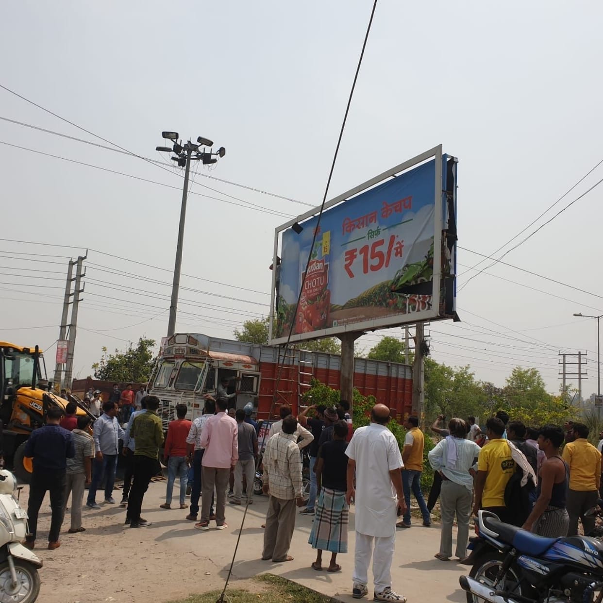Mounted on unipole, a man wearing flax board was hit by heights