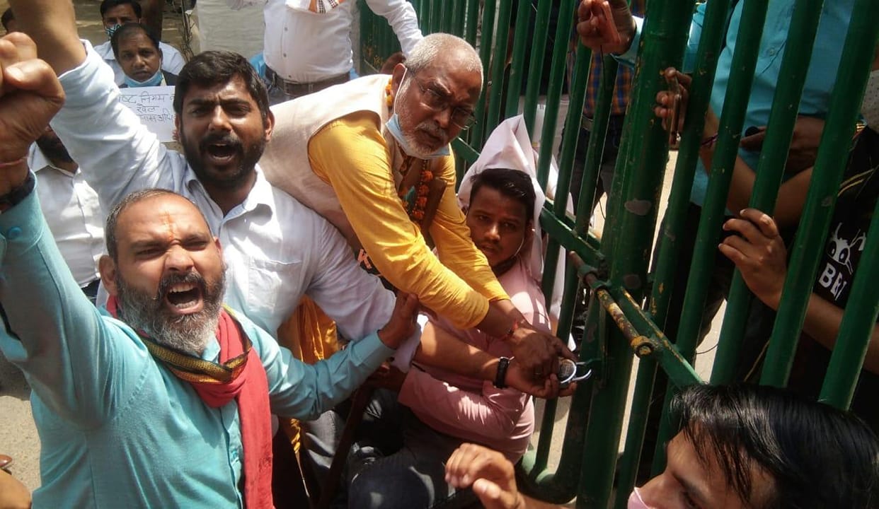 People locked the gate of the corporation headquarters demanding the construction of the road