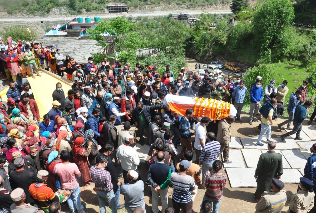 Himachal News: Hundreds bid adieu to BSF jawan in Kullu