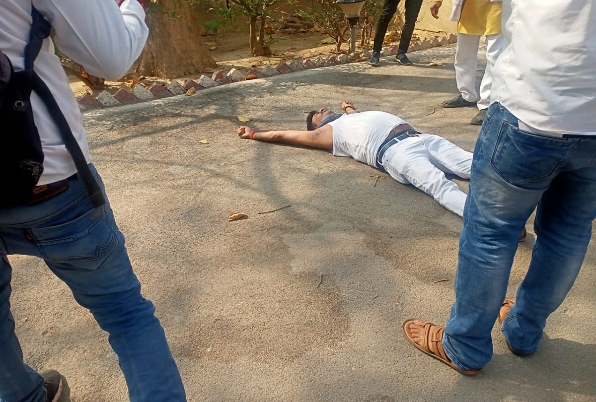 Hours of high voltage drama in Pratapgarh, BJP MLA accuses SP of beating, tearing cloth