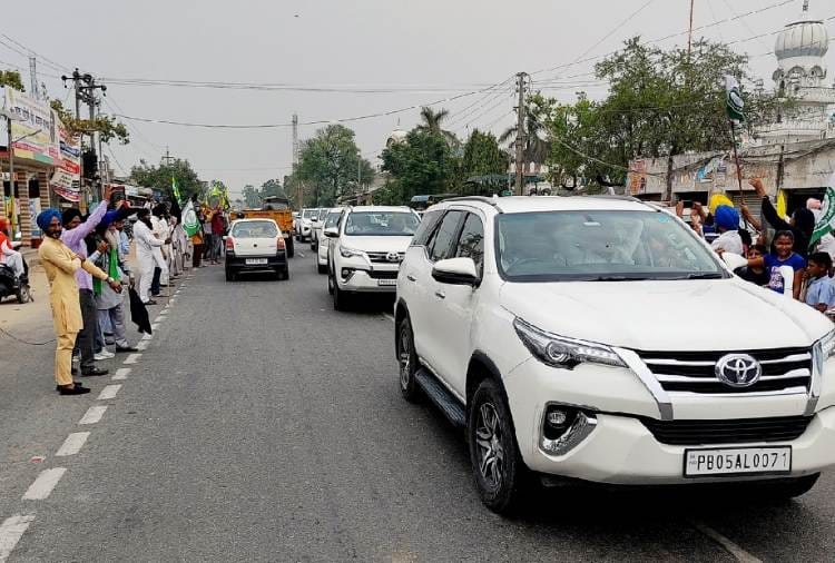 Youth Akali Dal and BJP Leaders face protest of Farmers in Punjab