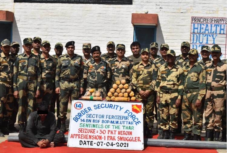 BSF Caught Pakistani smuggler with heroin in Firozpur of Punjab
