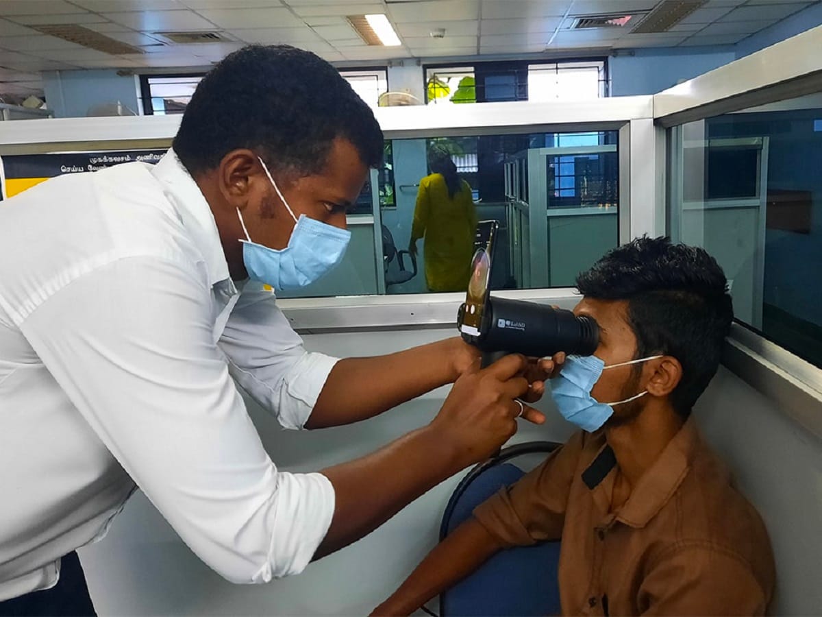 Samsung EYELIKE Fundus Camera Repurposes Galaxy Smartphones to Improve Access to Eye Care