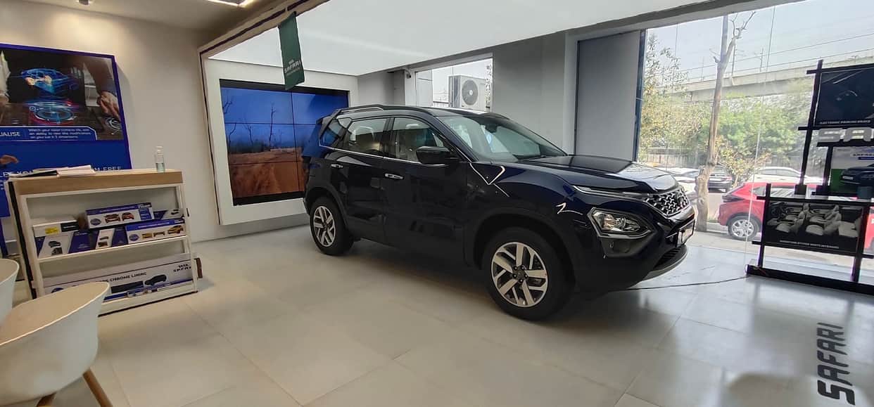 Tata Motors launches new variants of three-row SUV Safari Know Price Features Specs News in Hindi