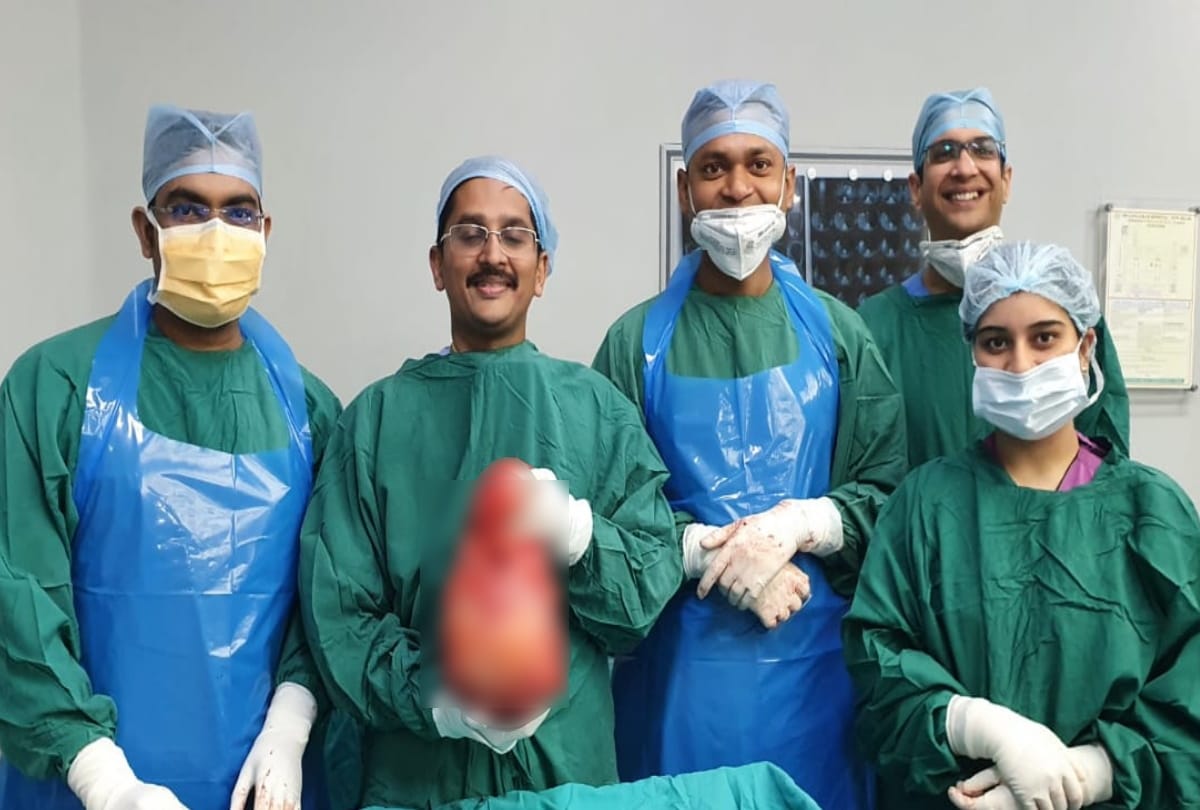 Delhi Girl Tumor Operation News: Delhi sir ganga ram hospital doctors operated two football sized tumor from 12 year old girl stomach