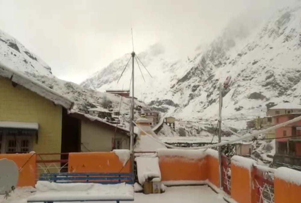 Uttarakhand Snowfall News: Badrinath Valley covered with Heavy Snow, ITBP soldiers Return From Training Awesome photos