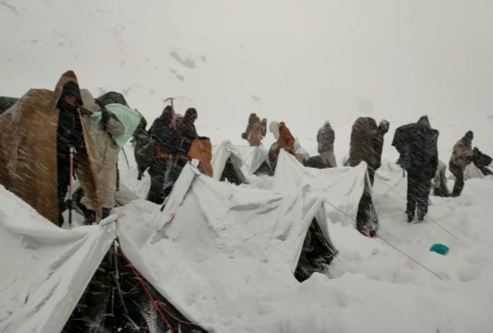 Uttarakhand Snowfall News: Badrinath Valley covered with Heavy Snow, ITBP soldiers Return From Training Awesome photos