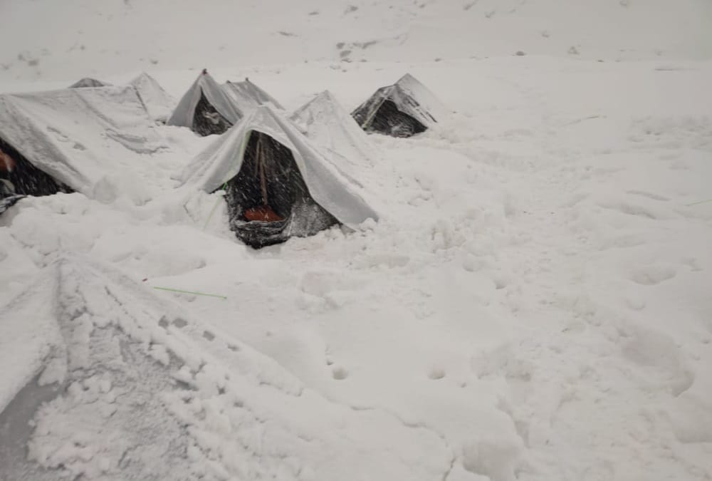 Uttarakhand Snowfall News: Badrinath Valley covered with Heavy Snow, ITBP soldiers Return From Training Awesome photos