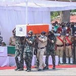 बीजापुर नक्सली घटना में शहीद हुए सैनिकों को श्रद्धांजलि देते जवान