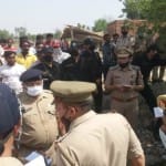 जांच करती पुलिस।
