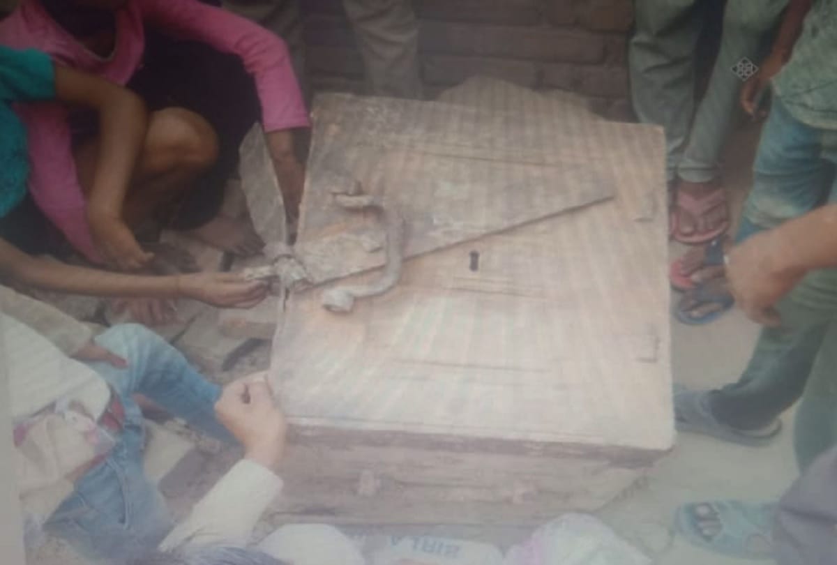 Old vault found in foundation excavation in kanpur