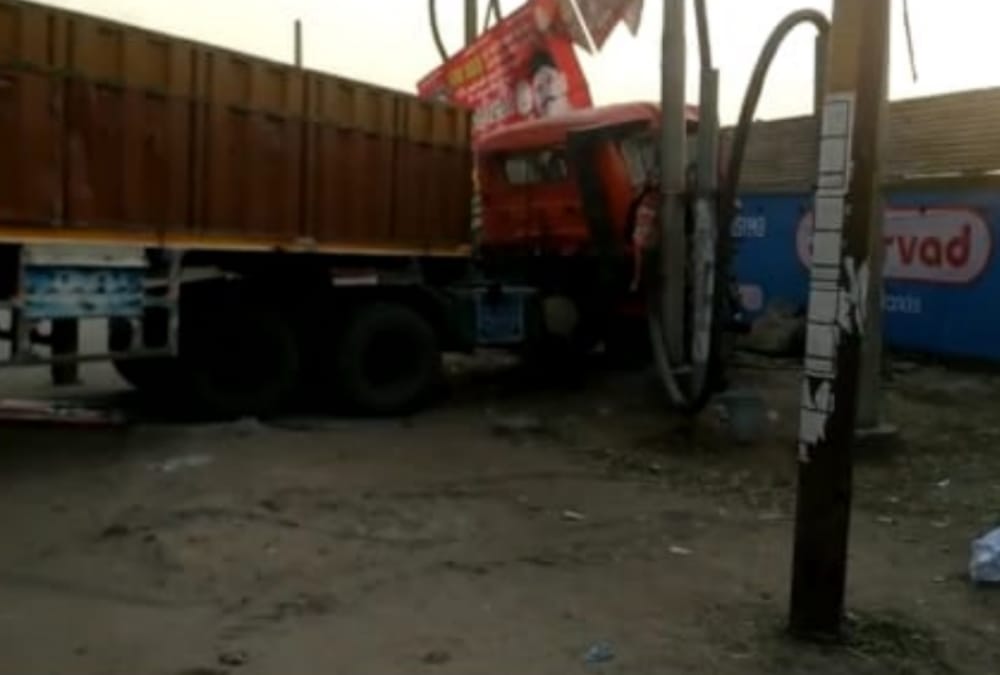 Two trucks collied in nadarganj in Lucknow.