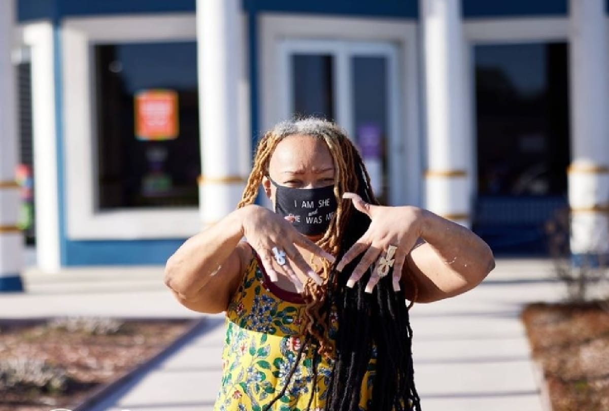 World's longest nail-keeping woman Ayanna cuts her nail Guinness worlds record shared the video