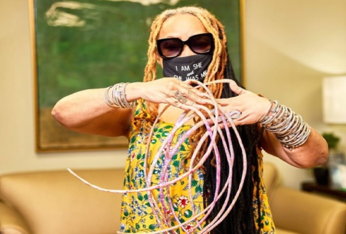 World's longest nail-keeping woman Ayanna cuts her nail Guinness worlds record shared the video