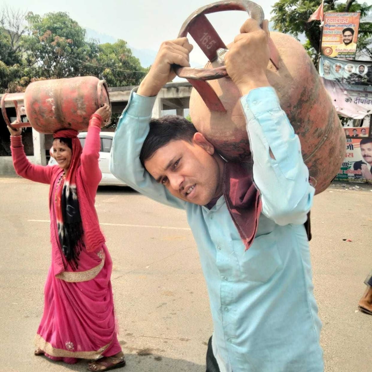 LPG cylinders reached after two months in Ladhiya valley, villagers swarmed