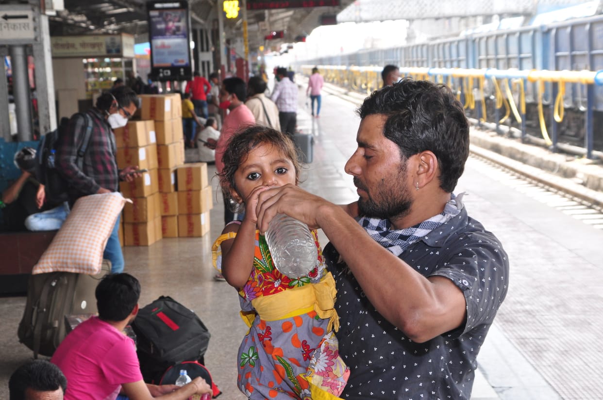 tapti chubhti garmi ka mosam aaya... jhansi railway station pr pani sankat gehraha