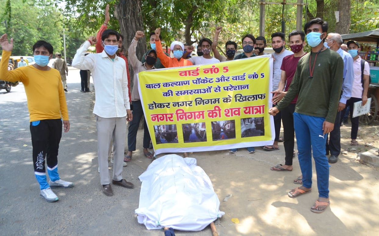 Protests were carried out by the procession of the municipal corporation, people of Parvatiya colony are upset with the problem of sewer