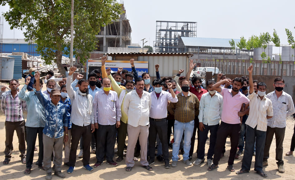 Employees demonstrated at the liquor factory