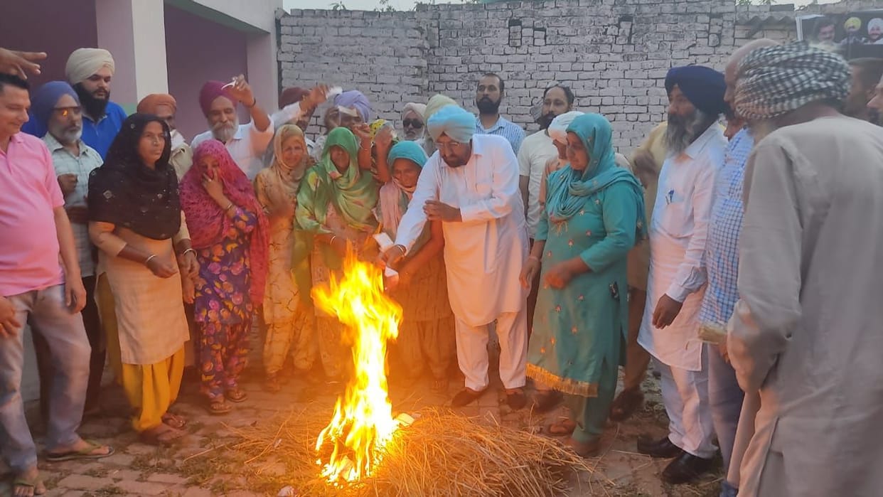 Derabassi : AAP workers protest against increased prices by burning electricity bills