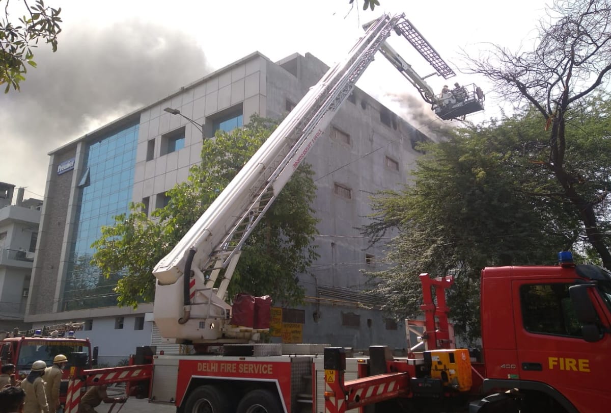 Delhi dilshad garden fire breaks out in factory near mtnl office dozens of fire tender at spot all update