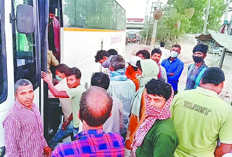 Labourers returning their homes due to fear of lockdown from Sonipat