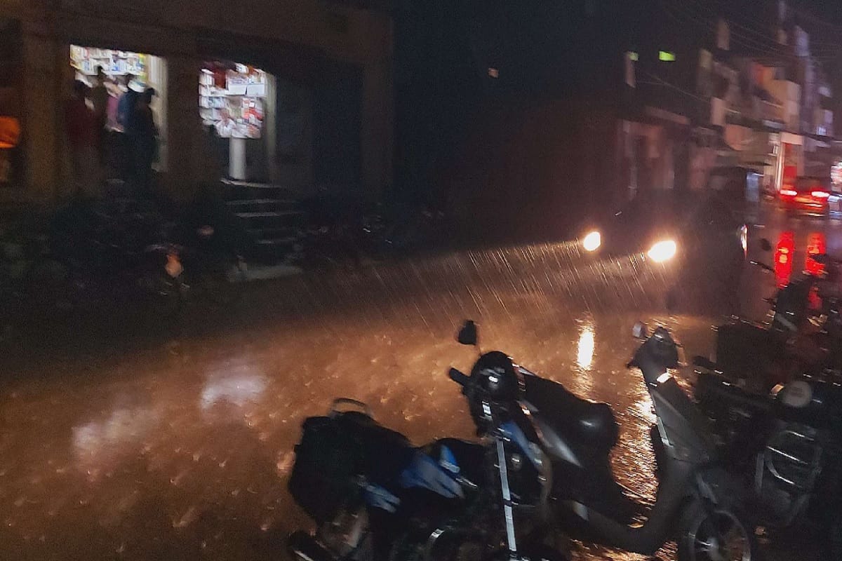 Weather changes due to dust storm in Varanasi, relief to people from heat