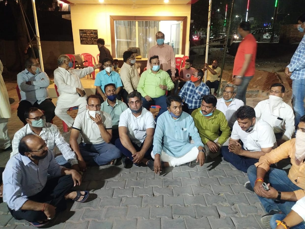 cops beaten youth for not wearing mask, marchants protest